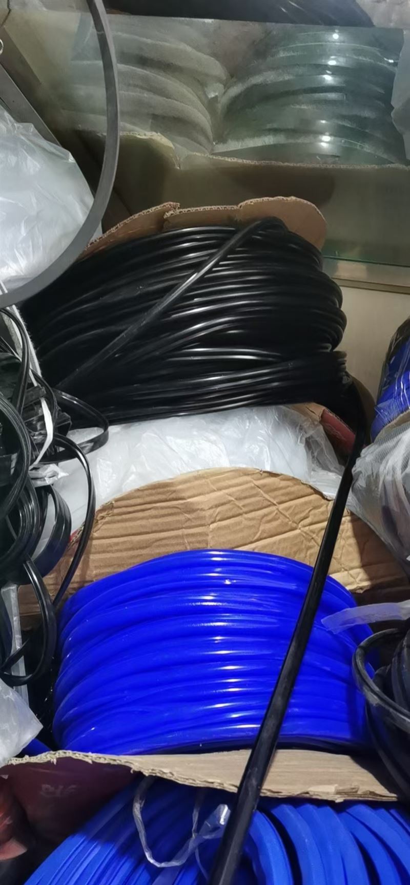 廠家維修銷售門窗，換合頁把手密封條。定做紗窗，軟包防盜門，