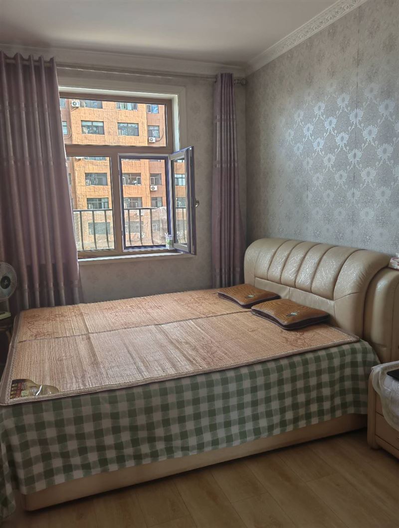 出售歐洲新城二期32號(hào)樓高層面積106帶負(fù)一層車庫(kù)售價(jià)60萬不議價(jià)，有意者聯(lián)系15946412929