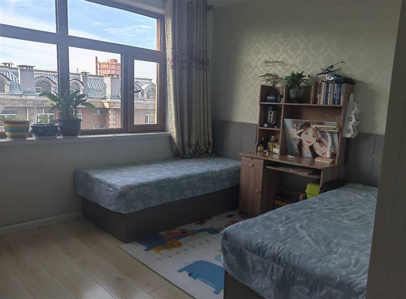 出售歐洲新城二期32號(hào)樓高層面積106帶負(fù)一層車庫(kù)售價(jià)60萬不議價(jià)，有意者聯(lián)系15946412929