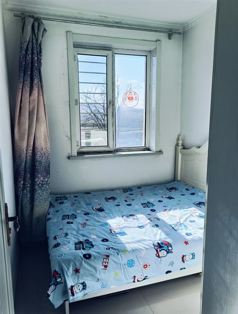 彩虹河畔小區(qū)4樓出賣