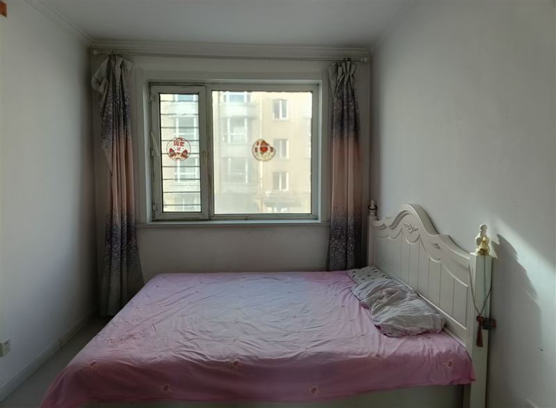 彩虹河畔小區(qū)4樓出賣