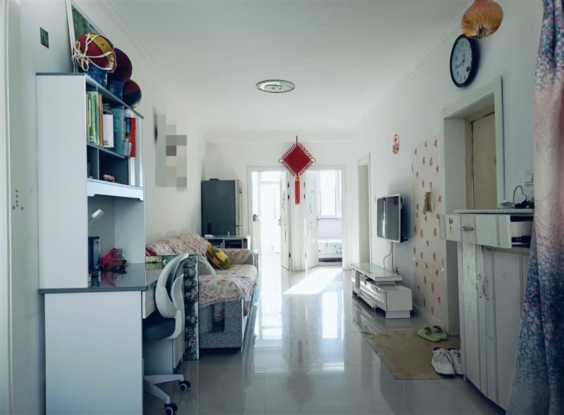 彩虹河畔小區(qū)4樓出賣