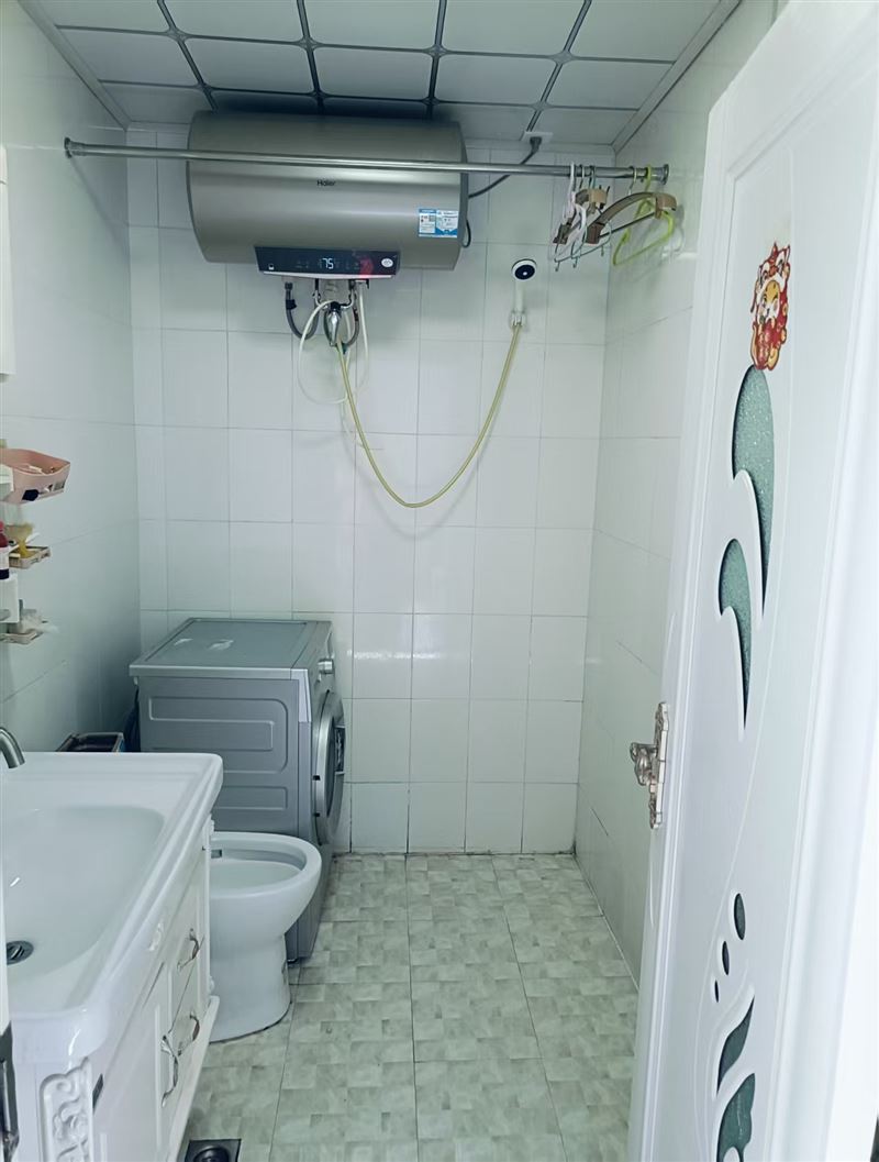 彩虹河畔小區(qū)4樓出賣