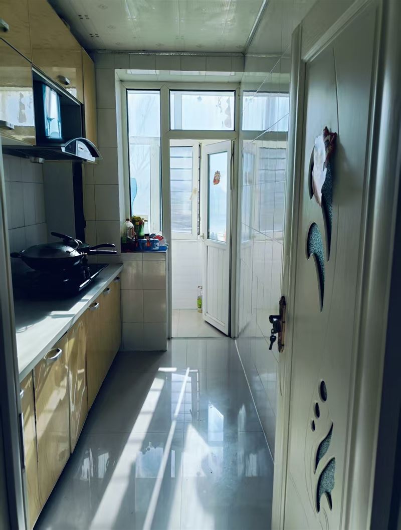 彩虹河畔小區(qū)4樓出賣